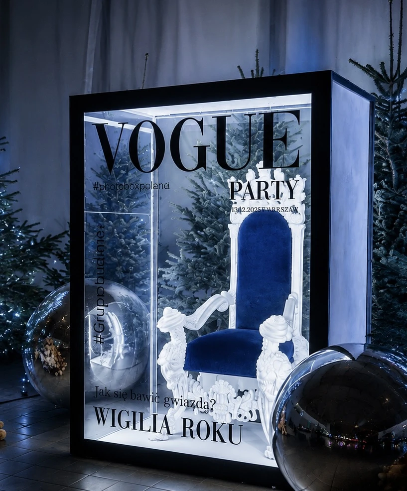 Magazyn Fotobox Vogue Party z niebieskim fotelem i zimową scenografią