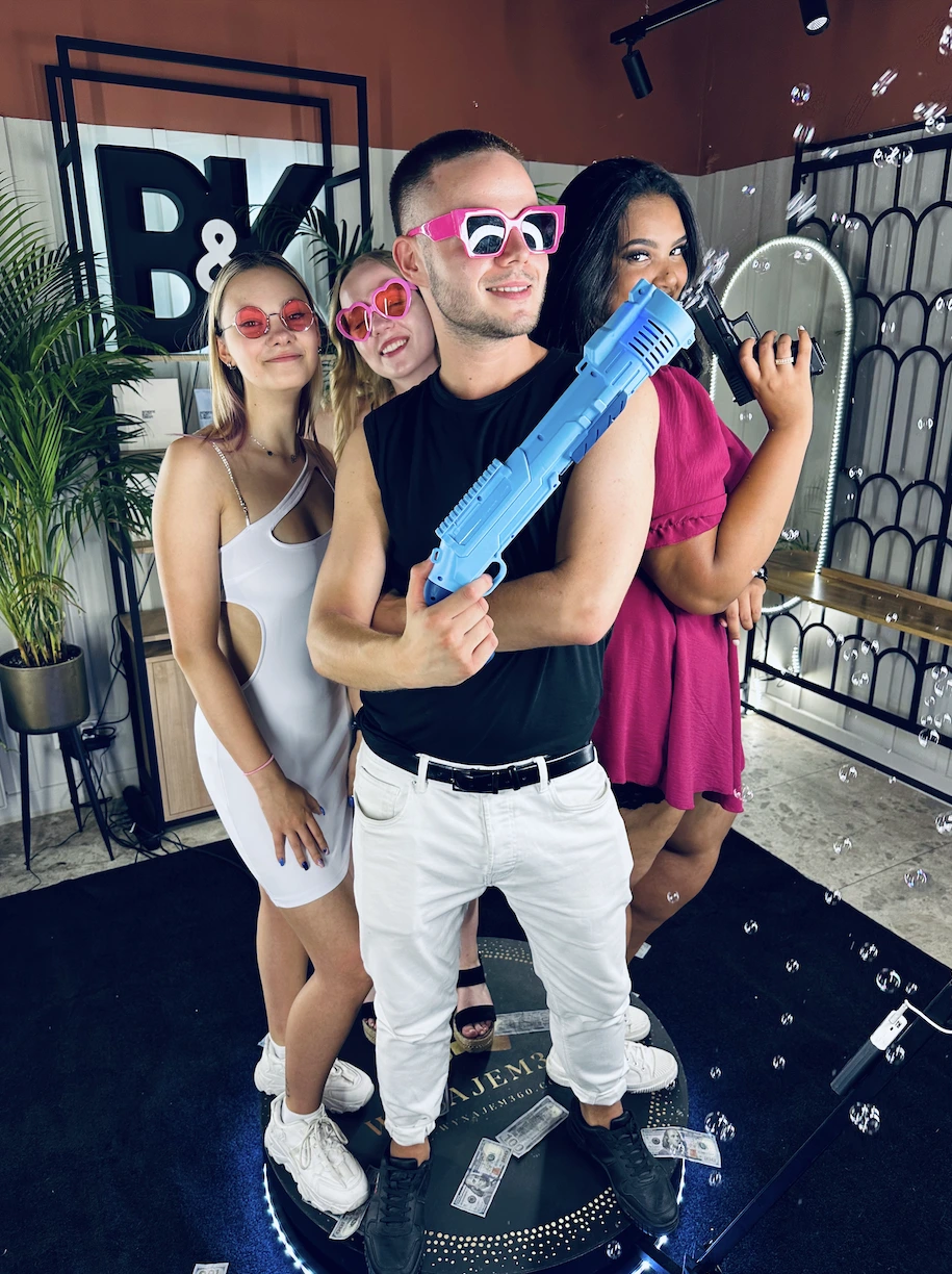 Goście na platformie Fotobudki 360 z kolorowymi okularami i rekwizytami