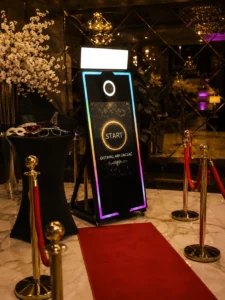 Fotolustro Premium z czerwonym dywanem, słupkami VIP i rekwizytami przygotowane do obsługi wesela lub eleganckiego eventu.
