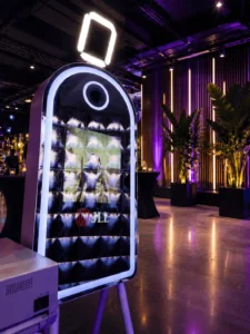 Fotolustro z indywidualnym brandingiem podczas eleganckiego eventu firmowego.