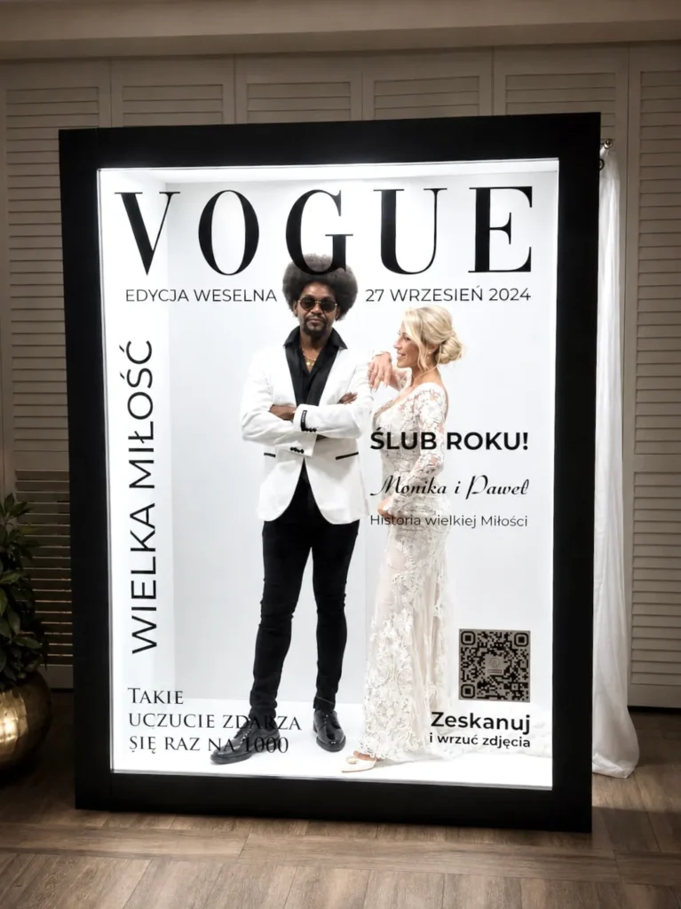 Para Młoda pozuje w Magazine Photobox z personalizowaną okładką magazynu ślubnego podczas wesela