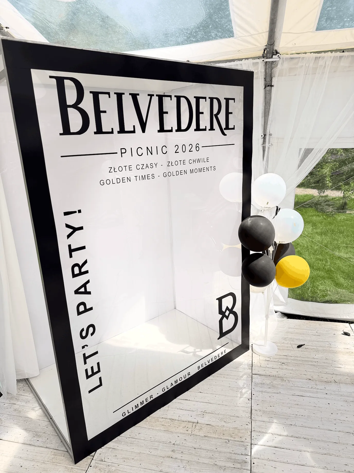 Magazine Photobox z indywidualnym brandingiem przygotowany na event firmowy jako atrakcja do pamiątkowych zdjęć