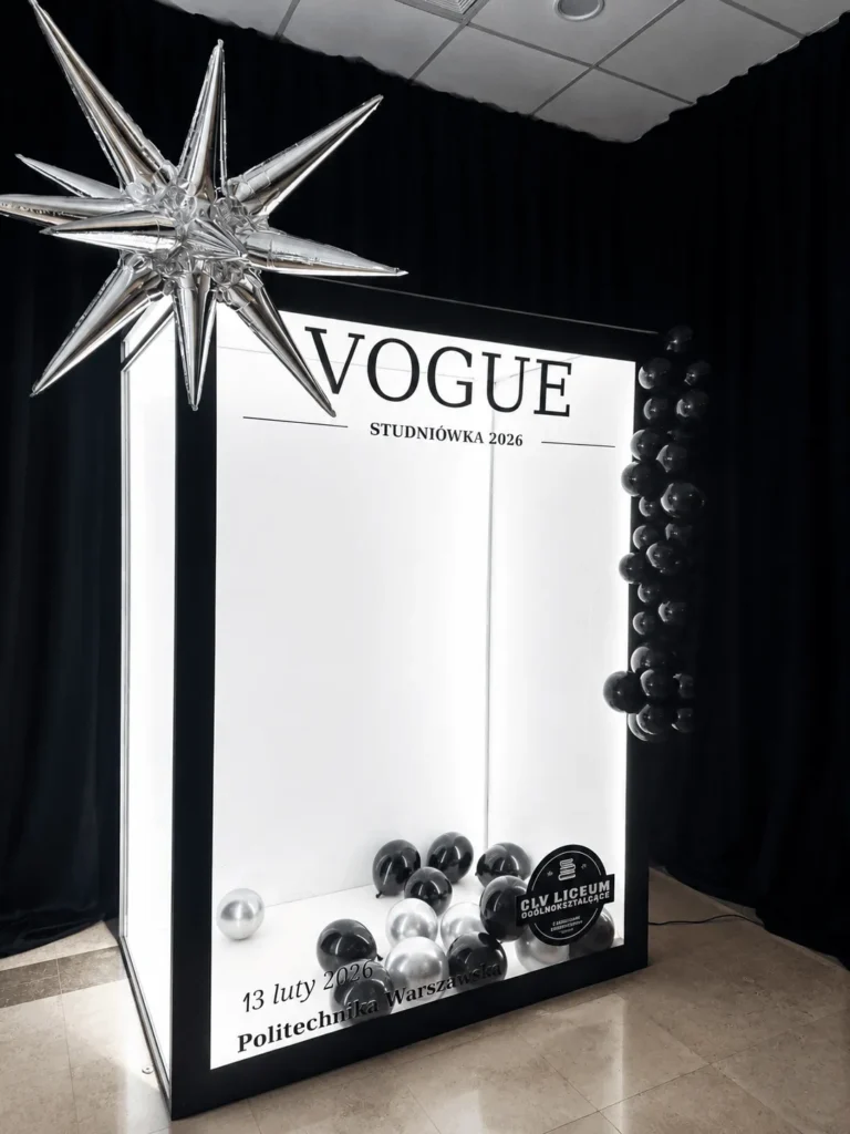 Magazine Photobox przygotowany na studniówkę z personalizowaną scenografią do wykonywania pamiątkowych zdjęć