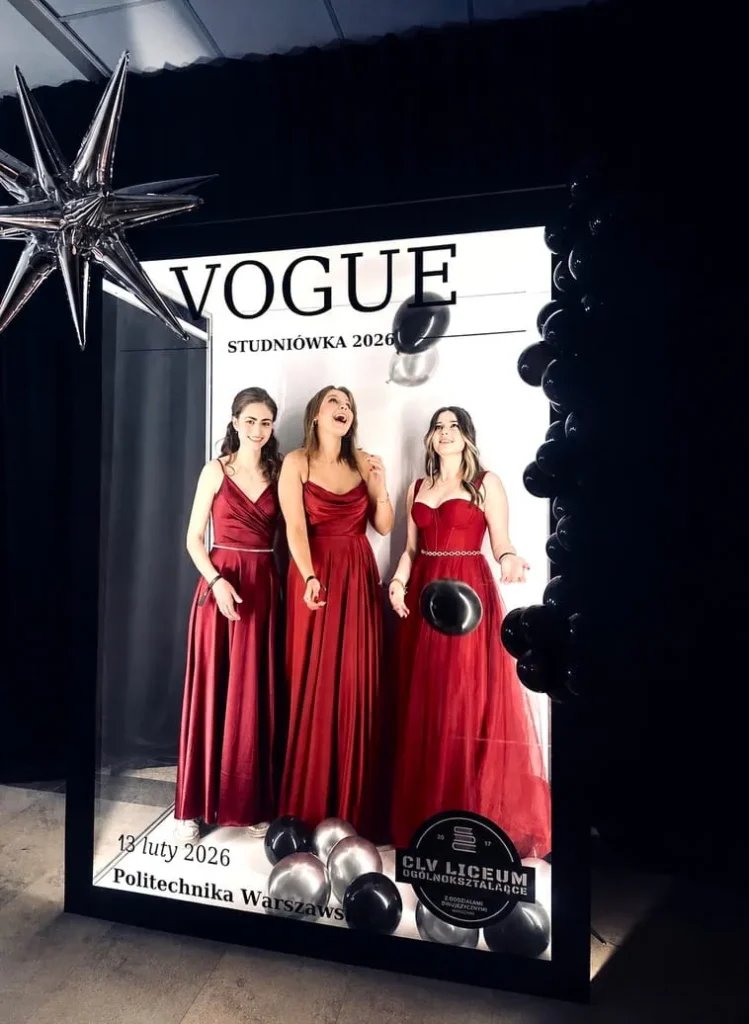 Magazine Photobox z personalizowaną okładką przygotowaną na studniówkę jako atrakcja do pamiątkowych zdjęć